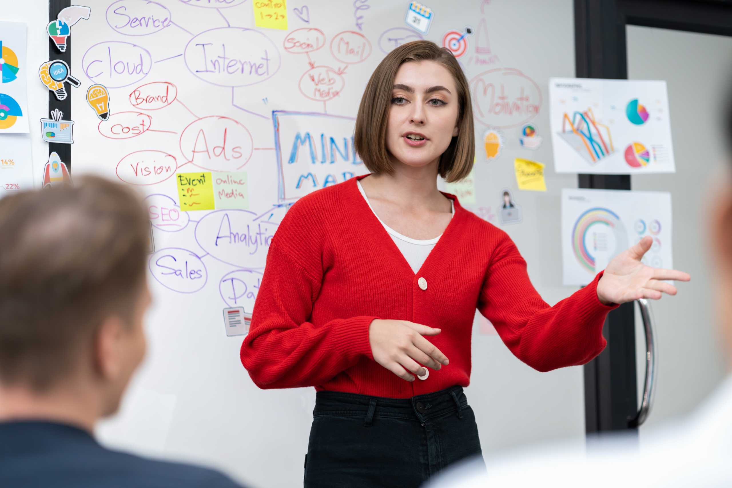 Giovane insegnante di Marketing che spiega per sessione formazione